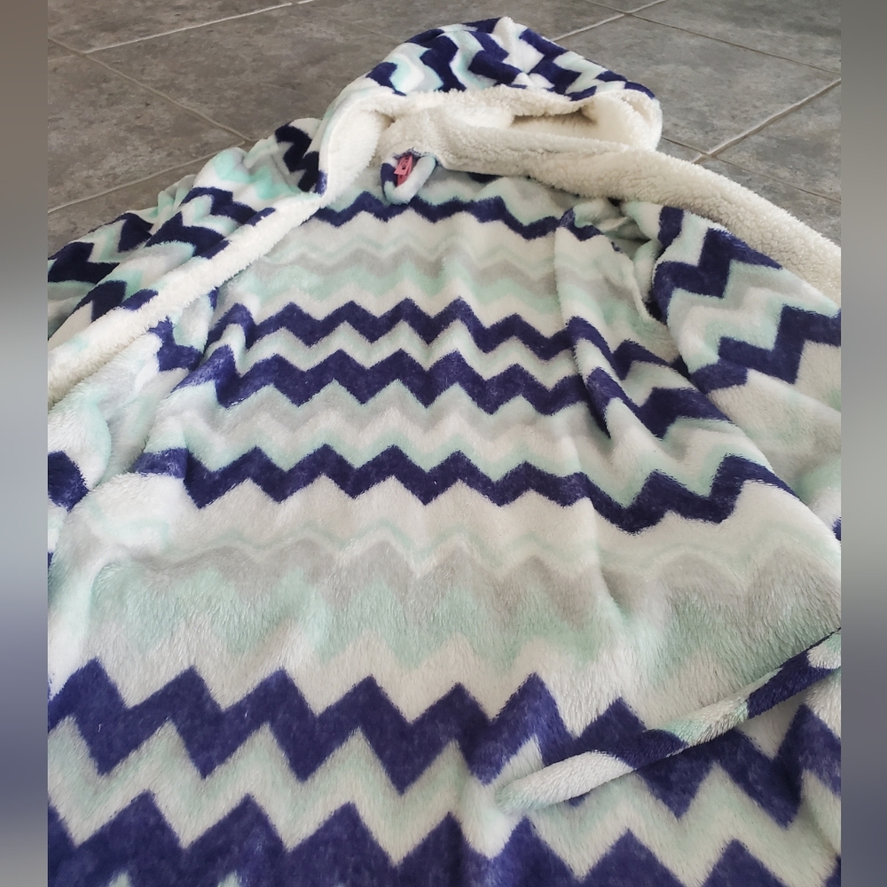 Rue21 Chevron Pattern Robe - Picture 2 of 4